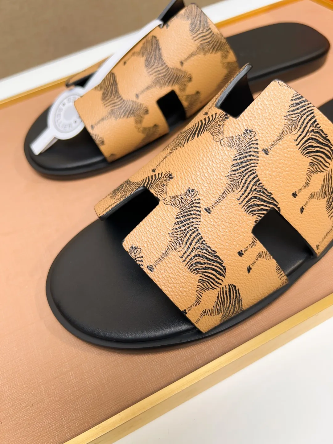 Men's clothing and shoes 💰280 💅💅💅 new arrival. Hermes Hermes official website latest counter synchronized new oran color leather H slippers, the original Paris version flew back to the original model and opened the mold to make it perfectly🍌The highest quality Sincerity, you can enter and leave the counter at will [Deyi] The upper is made of original customized  colored palm prints, crocodile print, ostrich print, colored cow leather, colored cow suede, 🤔 horse hair, 🥳 colored diamonds, 🥰 3D printing, and other genuine leather slippers, imported cow pattern foot pad lining, Italian  latest original genuine leather combination outsole Code number: 38-48 (customized at 46.47.48) Can be made into picture combination sole with genuine leather pattern and ordinary molded outsole